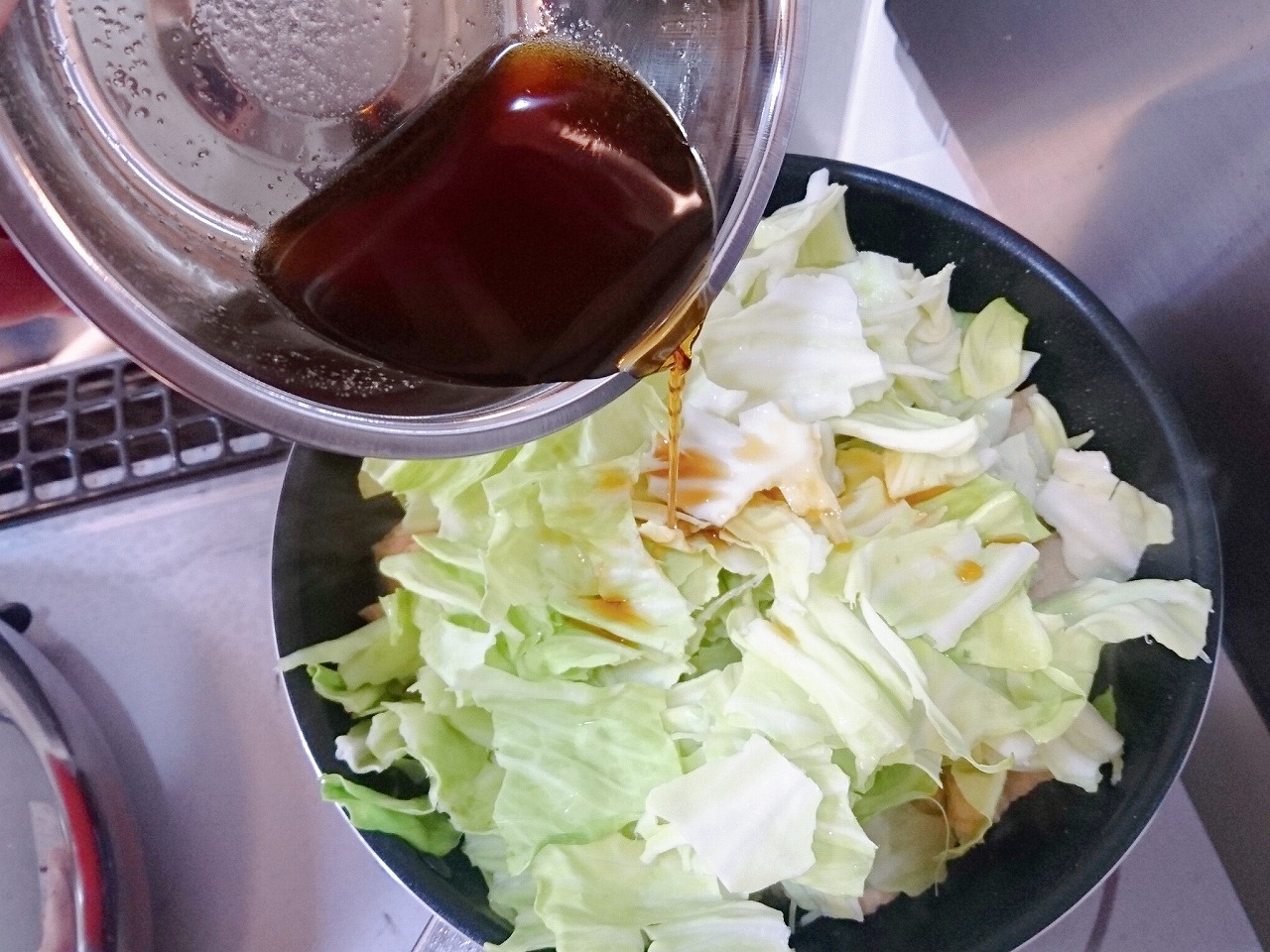 きゃべつの上から◎の調味料をかける