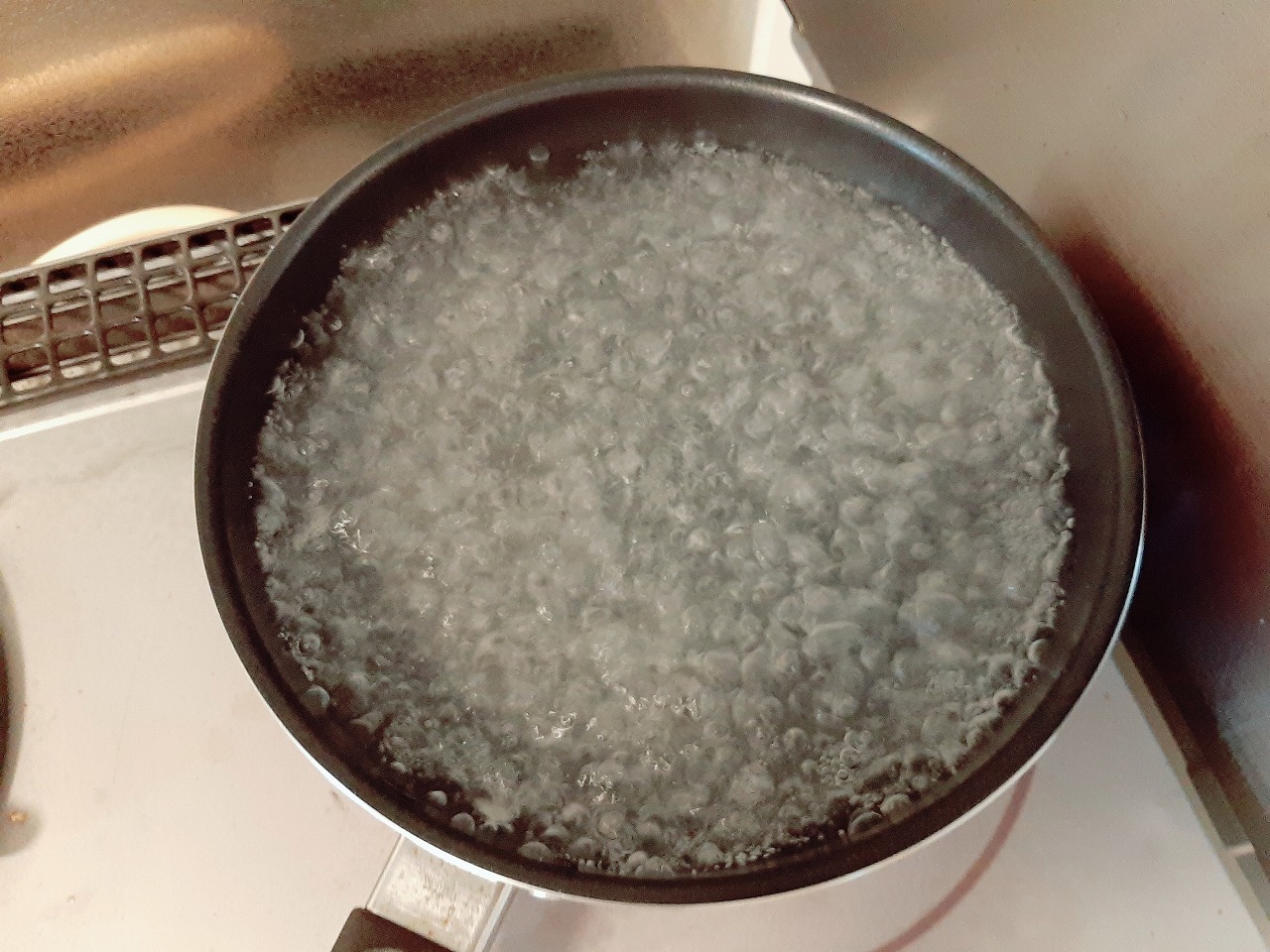 水が湧いたフライパン