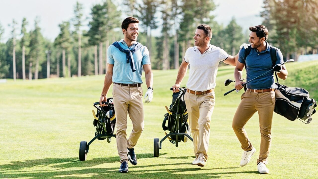 出典：photoAC　ゴルフを楽しそうにプレーする男性たち