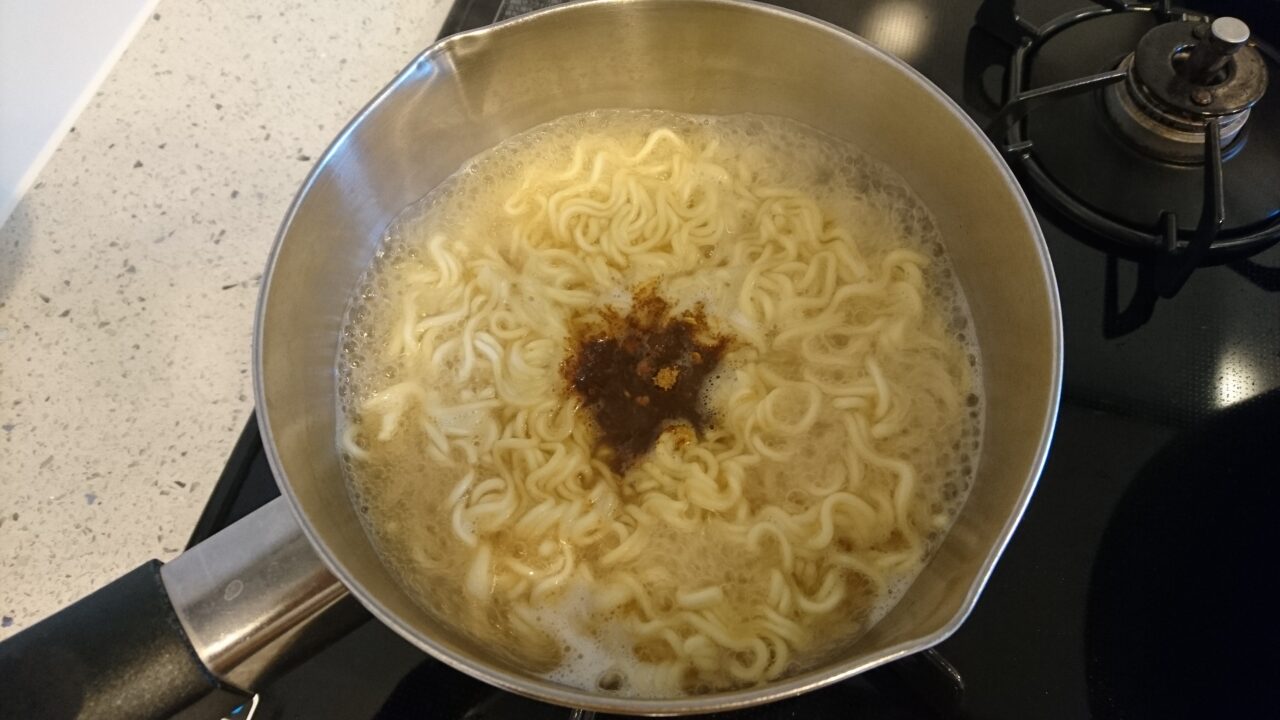 鍋に袋麺　寿がきやの「台湾ラーメン」の麺と粉末スープ