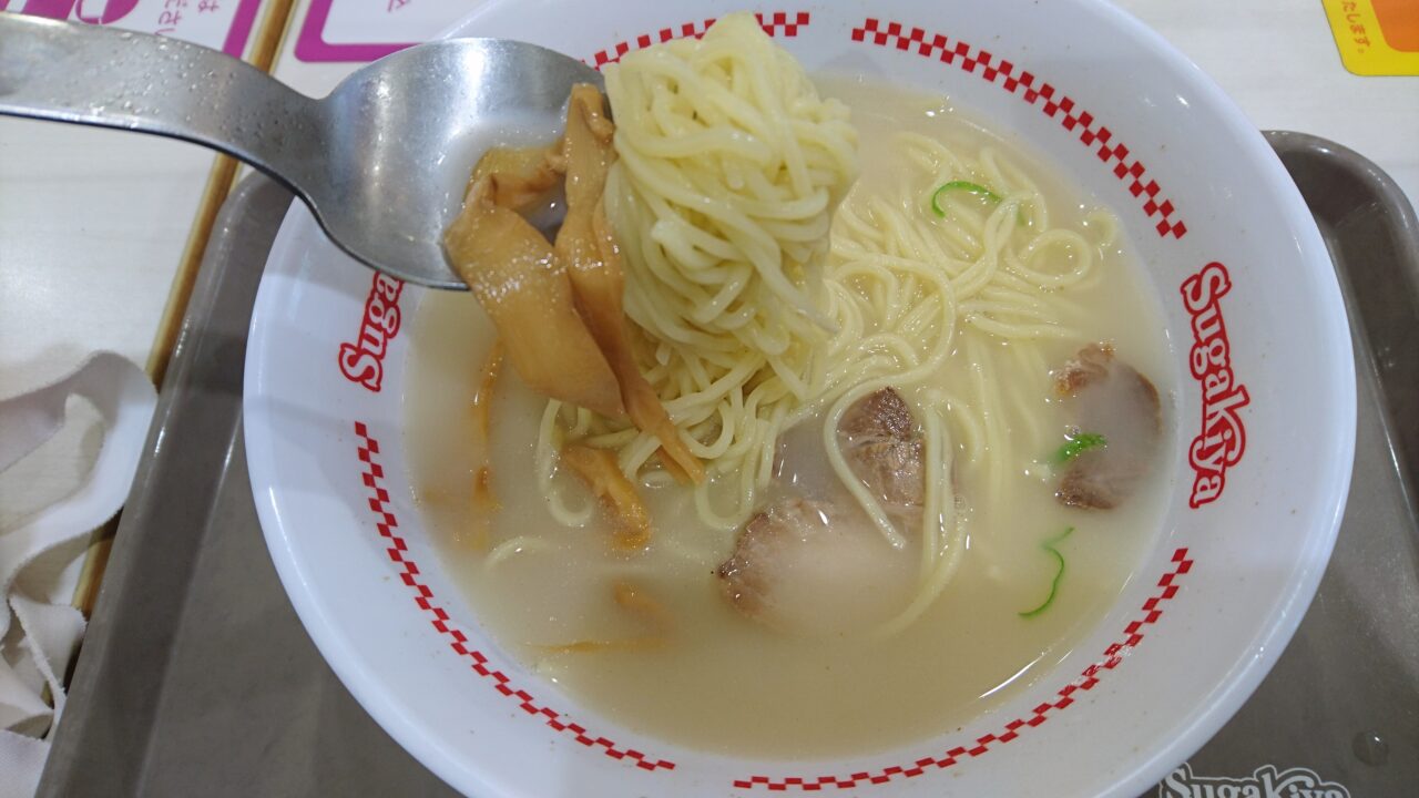 ラーメンフォークを使用してで麺をすくっている