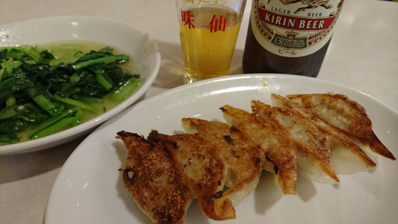 餃子と青菜炒めとビール