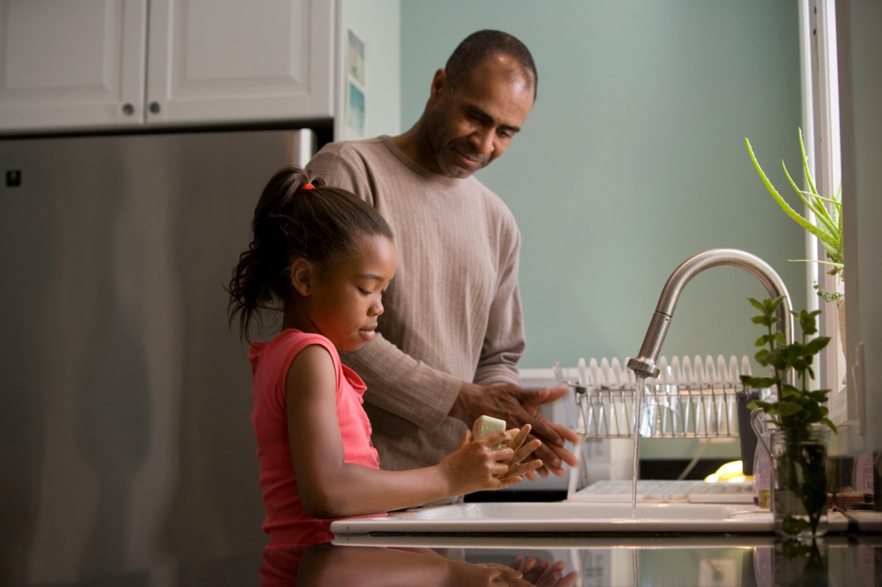 キッチンでお父さんと子供が仲良く料理を作る前の手洗い