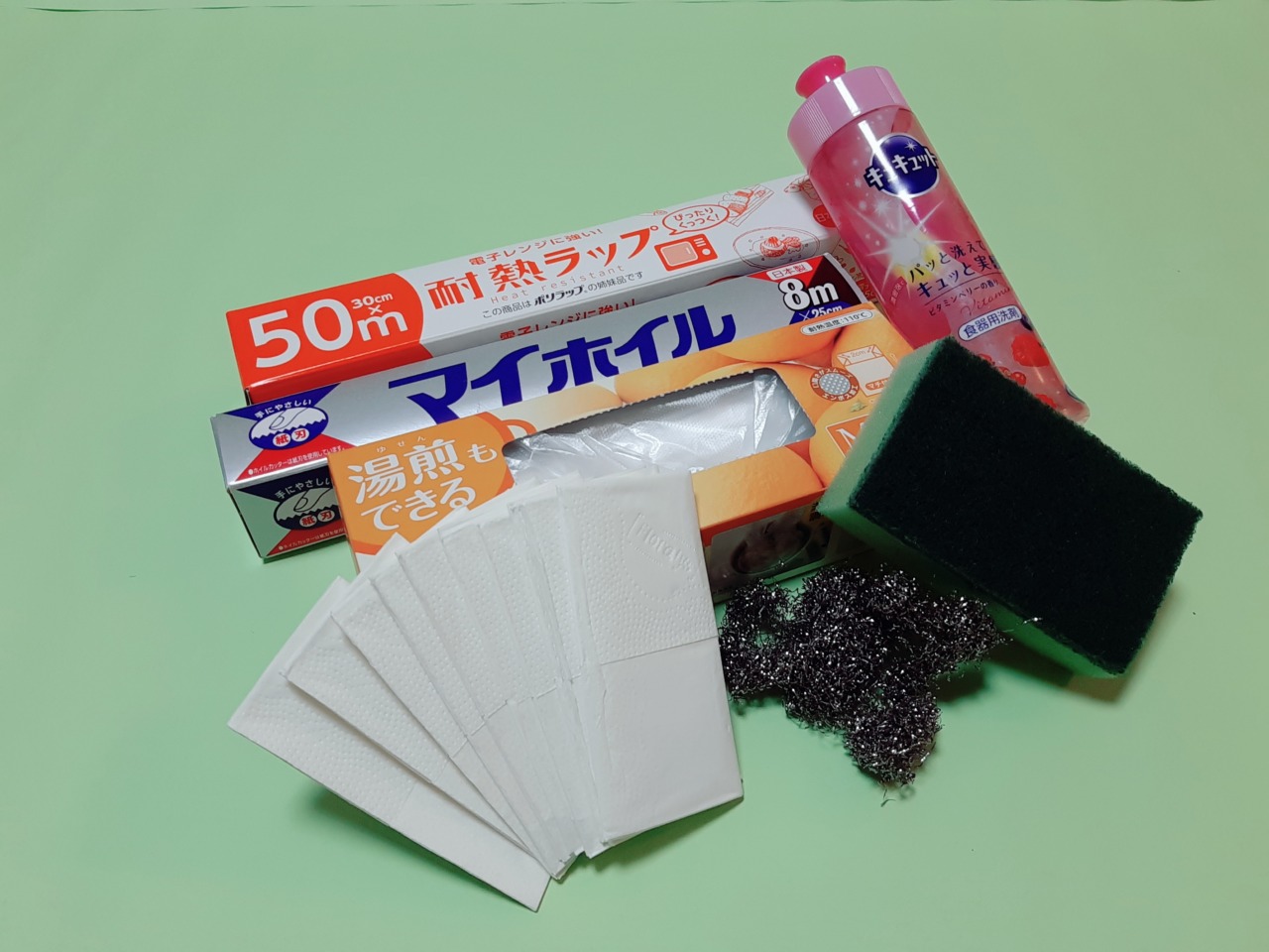 運営者が料理をするための小物類。ラップやスポンジ、洗剤など。